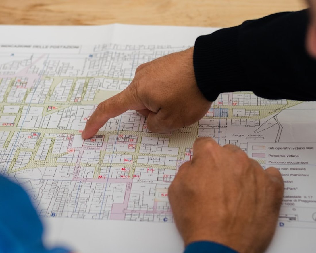 Lecture d'un plan technique sur un plan de travail
