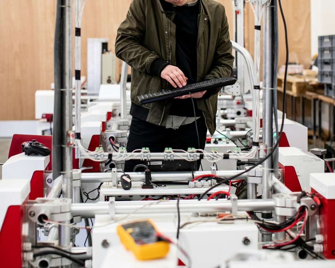Technicien devant un banc d'essai dans un atelier